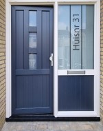Raamfolie voordeur strakke strepen en huisnummer voluit geschreven